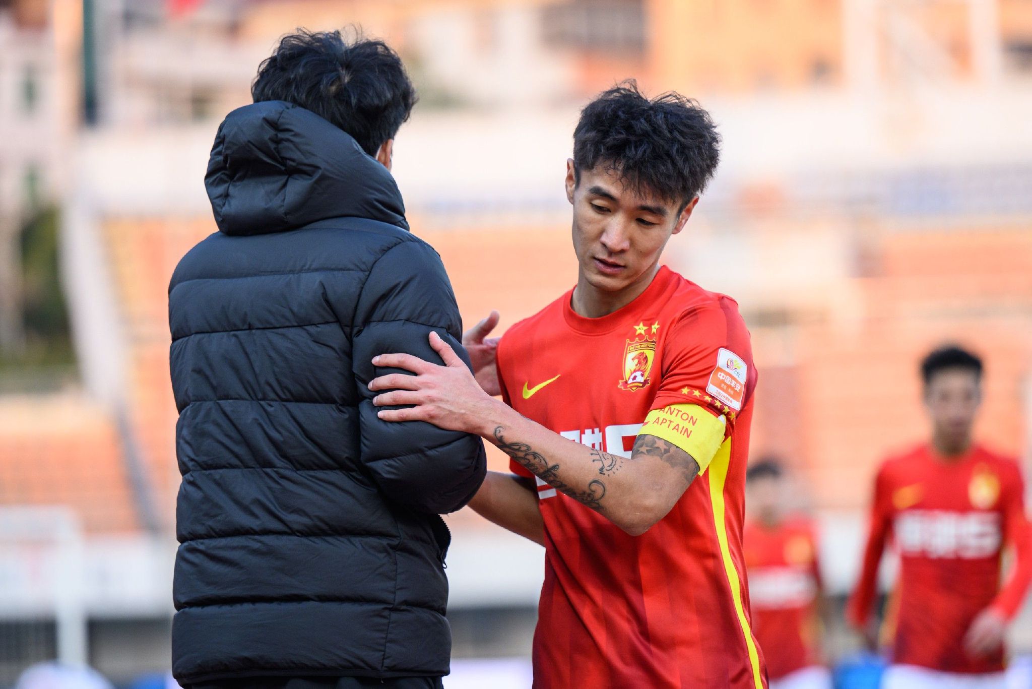 此役一上来鹈鹕外线早早开张，英格拉姆、瓦兰和麦科勒姆连中三分，鹈鹕打出9-0小高潮，篮网进攻滞涩单节仅得到18分，鹈鹕多点开花早早占优，首节结束时鹈鹕确立14分优势，次节回来，篮网进攻依然毫无起色，鹈鹕延续火力顺势追击，半场战罢，鹈鹕已经领先25分。